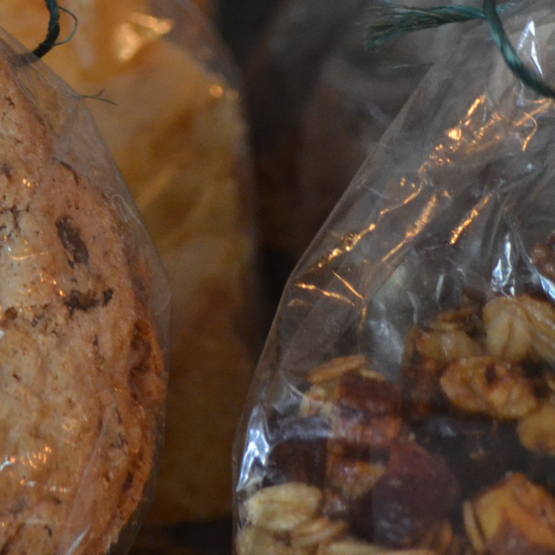 Granola y galletas en bolsas de celofán cristalinas y brillantes, cerradas con cordón